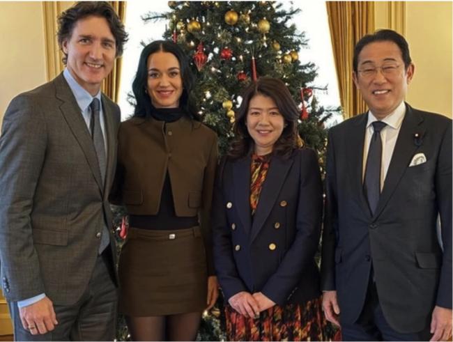 特鲁多带"伴侣"水果姐与日本前首相同框吃饭