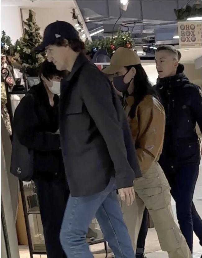 特鲁多带"伴侣"水果姐与日本前首相同框吃饭