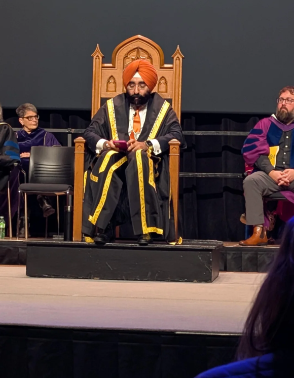 网友爆滑铁卢大学毕业典礼仪式上校监全程刷手机