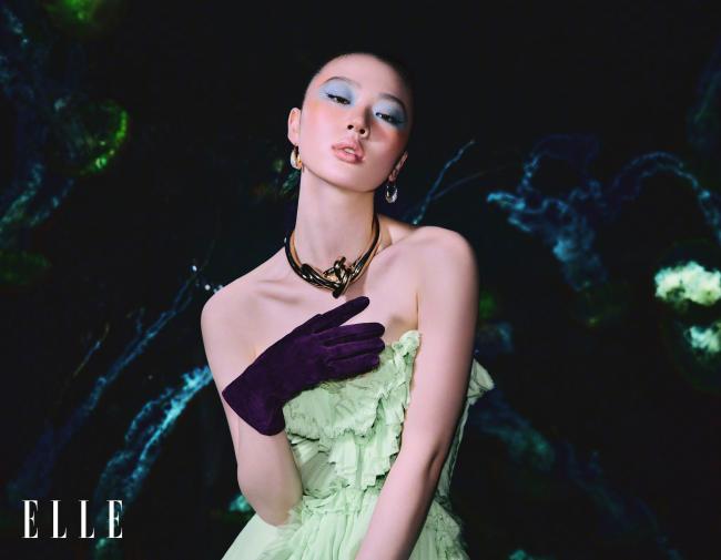 单依纯的度假风大片来袭 松弛感与力量感的叙事 单依纯的度假风大片来袭 松弛感与力量感的叙事