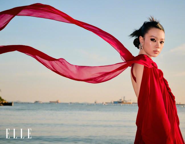 单依纯的度假风大片来袭 松弛感与力量感的叙事 单依纯的度假风大片来袭 松弛感与力量感的叙事