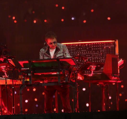 美炸天,帅离谱! 59岁巩俐手挽77岁 美炸天,帅离谱! 59岁巩俐手挽77岁