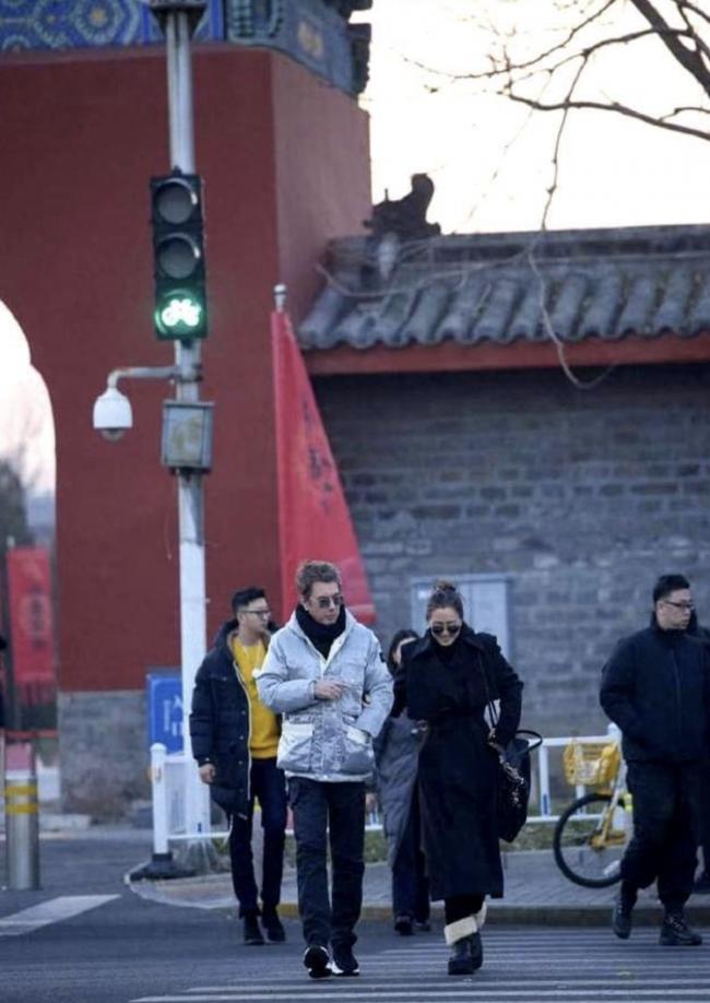 美炸天,帅离谱! 59岁巩俐手挽77岁 美炸天,帅离谱! 59岁巩俐手挽77岁