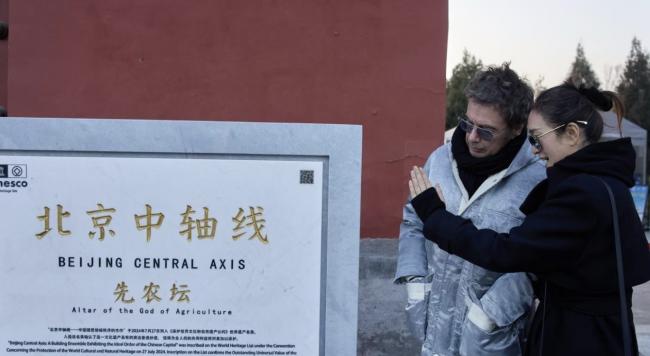 美炸天,帅离谱! 59岁巩俐手挽77岁 美炸天,帅离谱! 59岁巩俐手挽77岁