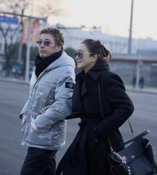 美炸天,帅离谱! 59岁巩俐手挽77岁 美炸天,帅离谱! 59岁巩俐手挽77岁