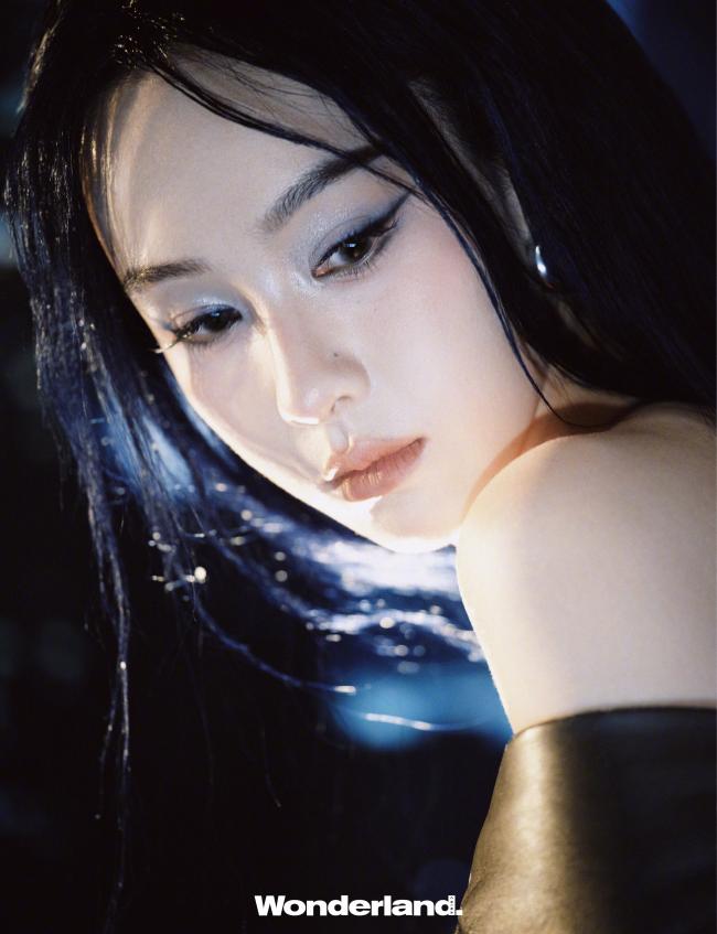 陈都灵化身无限流冷面女主 演绎双封面时尚大片 陈都灵化身无限流冷面女主 演绎双封面时尚大片