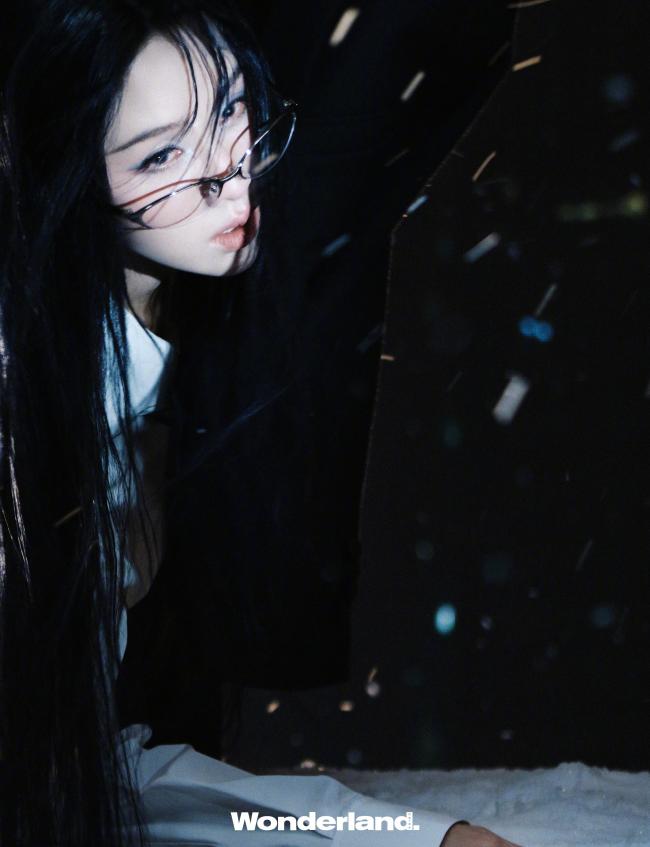 陈都灵化身无限流冷面女主 演绎双封面时尚大片 陈都灵化身无限流冷面女主 演绎双封面时尚大片