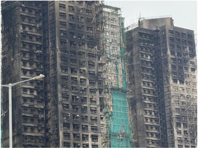 宏福苑火灾超过三周800米外仍嗅到烧焦味 宏福苑火灾超过三周800米外仍嗅到烧焦味