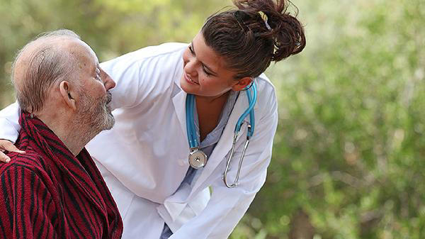 冬季晒太阳竟影响大脑? 揭秘老年痴呆的日照陷阱 冬季晒太阳竟影响大脑? 揭秘老年痴呆的日照陷阱