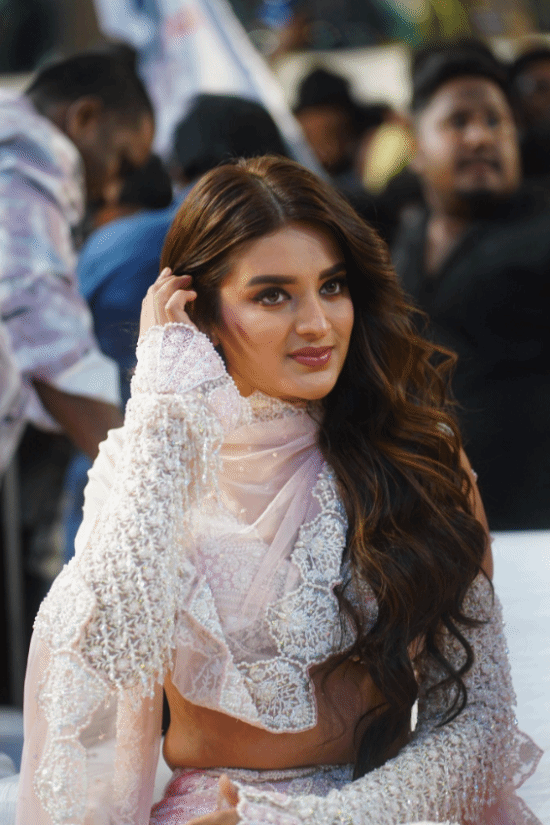 印度美女演员线下被多人包围猥亵 遭咸猪手乱摸