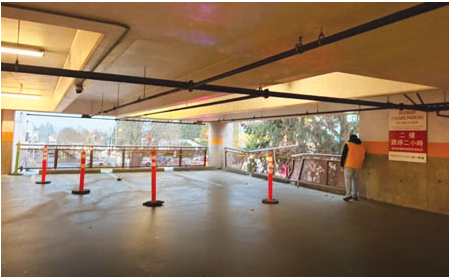 司机撞破列治文停车场铁栏 二楼空翻飞坠落马路