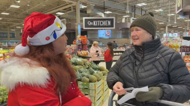 加拿大女子超市疯狂发钱 竟是00万大奖得主 加拿大女子超市疯狂发钱 竟是00万大奖得主