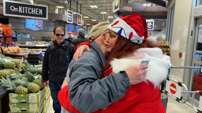 加拿大女子超市疯狂发钱 竟是00万大奖得主 加拿大女子超市疯狂发钱 竟是00万大奖得主