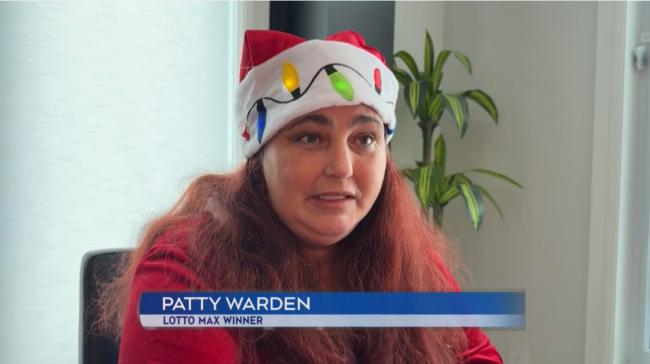 加拿大女子超市疯狂发钱 竟是00万大奖得主 加拿大女子超市疯狂发钱 竟是00万大奖得主