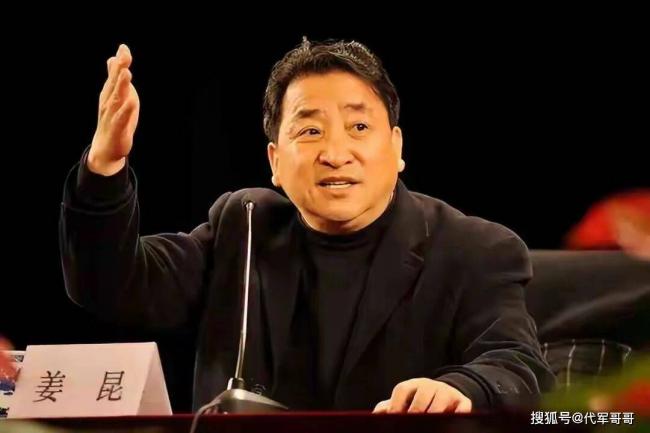 姜昆美国豪宅过圣诞引争议 唱《我爱我的祖国》