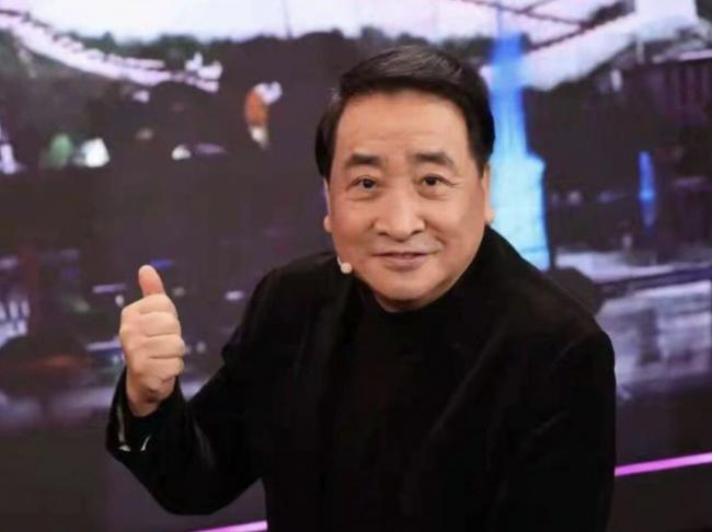 反转! 美国豪宅高唱《我和我的祖国》?姜昆方否认!  视频来源与时间均被篡改