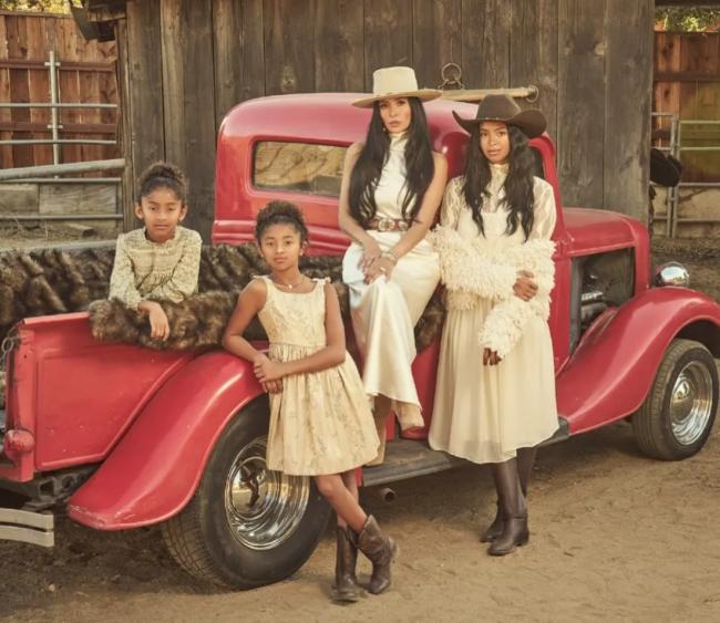 科比遗孀带仨千金拍“马年全家福”，瘦身60斤