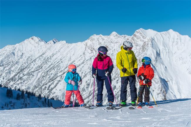 冬日同行：在犹他州尽享家庭滑雪之趣