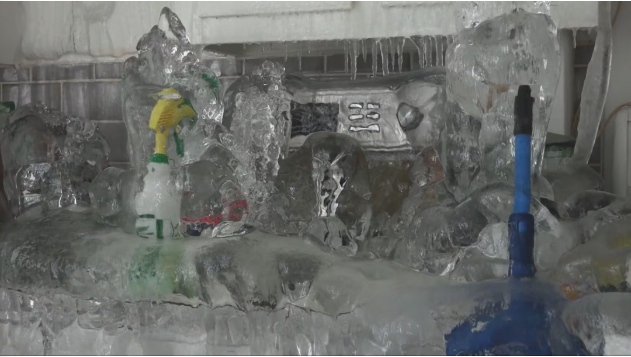 租客关暖气,加拿大一套公寓被冻成"冰堡" 租客关暖气,加拿大一套公寓被冻成"冰堡"