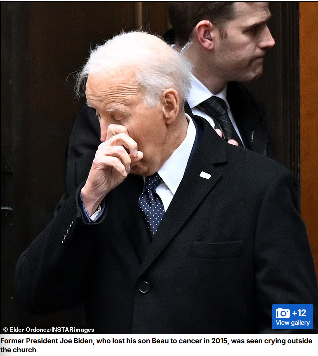 82岁拜登赴肯尼迪外孙女的葬礼，老泪纵横