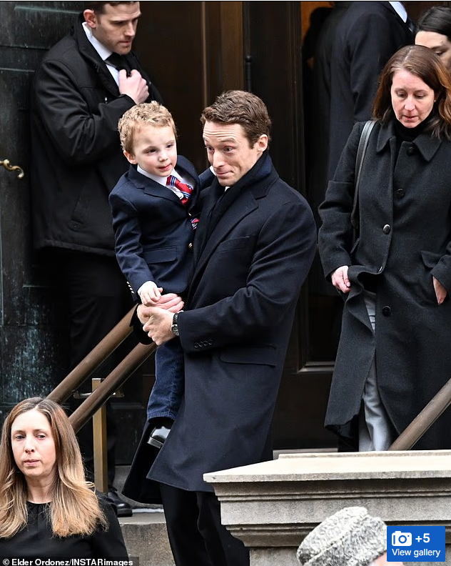 82岁拜登赴肯尼迪外孙女的葬礼，老泪纵横