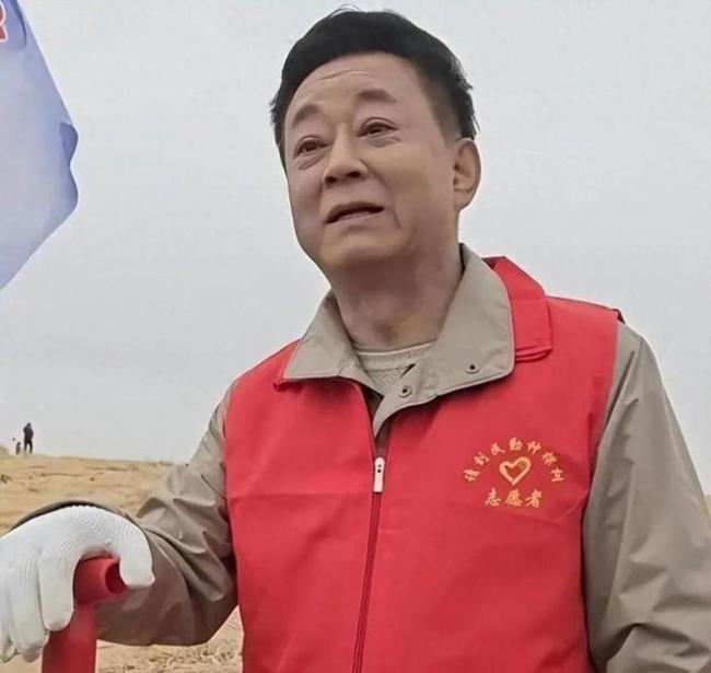 朱军近况被曝：扎根甘肃成治沙能手 皮肤黝黑