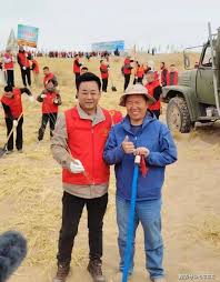 朱军近况被曝：扎根甘肃成治沙能手 皮肤黝黑