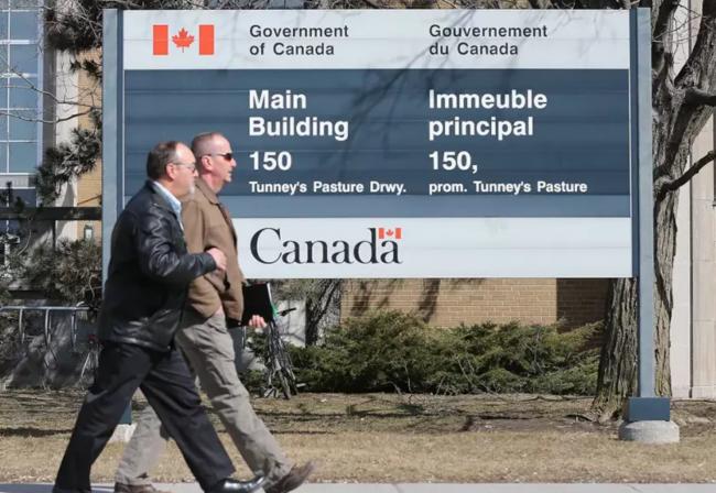 联邦公务员接连收裁员警告信 数千人饭碗告急