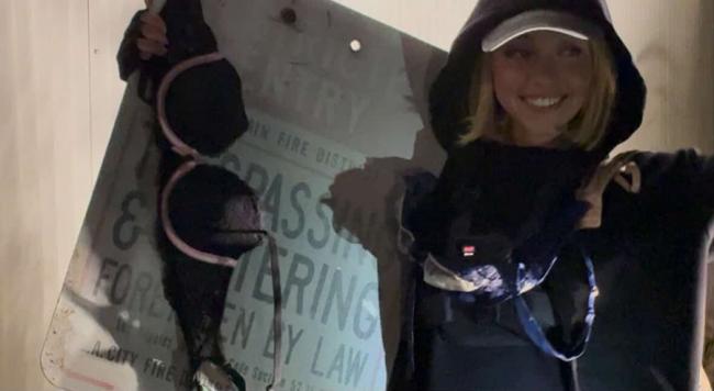 好莱坞地标挂满胸罩 美乳女星宣传不成反疑触法