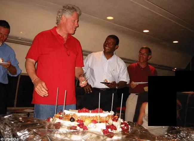 克林顿曝爱泼斯坦新照 女孩陪他私人飞机上庆生