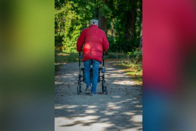 九旬长者80万存款不翼而飞 银行不赔