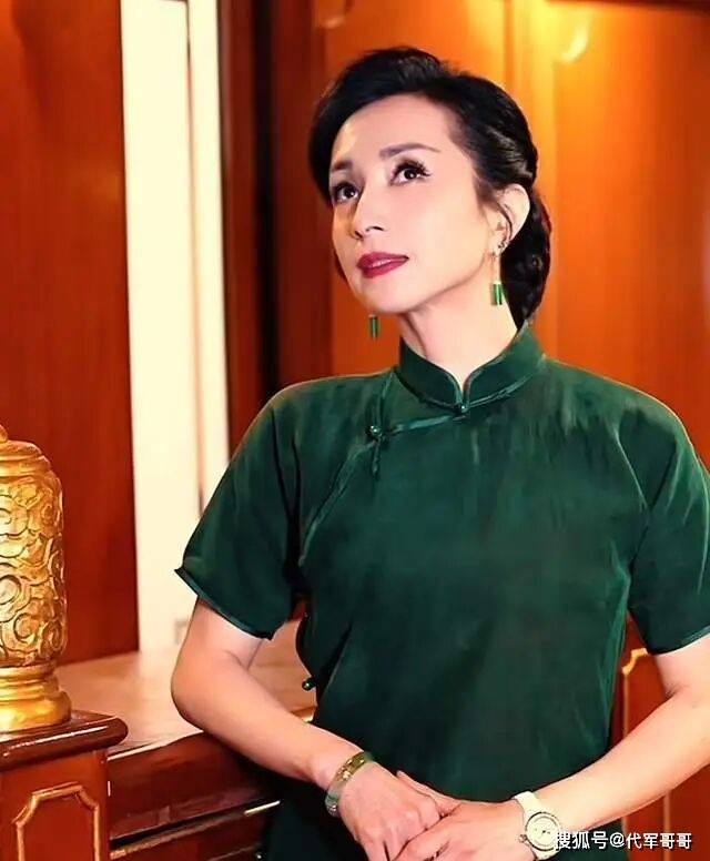 50岁汤灿近况曝光！复出参加春晚 魅力四射