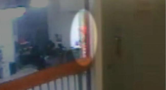 狱友:他们想让爱泼斯坦死! 狱警暗示遗体被调包