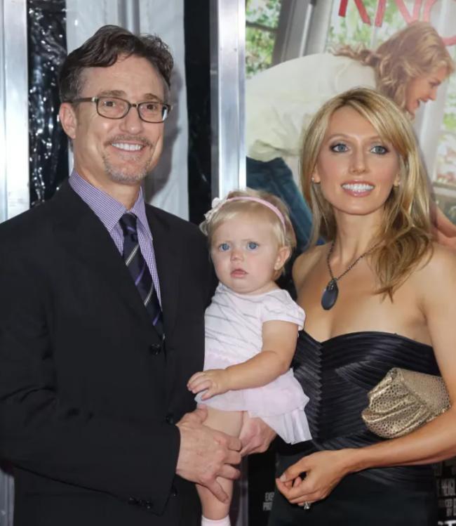 好莱坞制片人给爱泼斯坦物色火辣女孩 妻子离婚