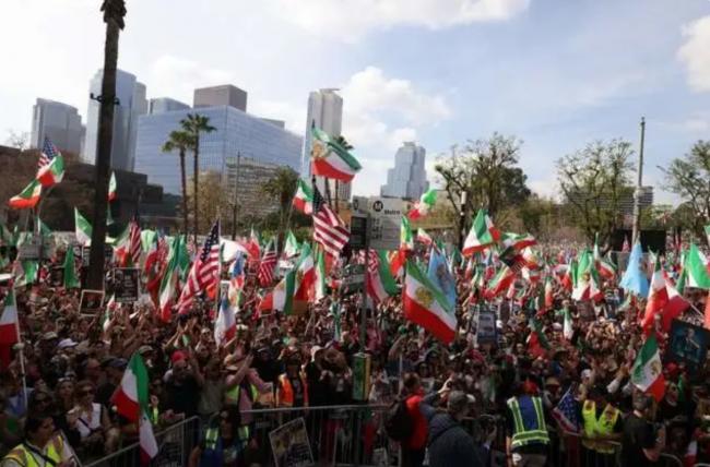 伊朗流亡公主现身洛杉矶 与示威者抗议伊朗政权