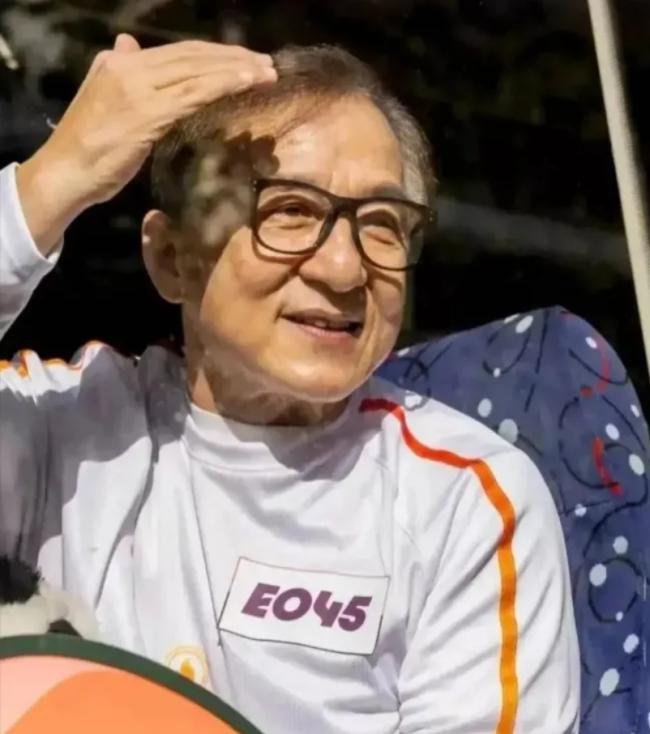 71岁成龙被爆砸4000万, 为小龙女设信托基金 71岁成龙被爆砸4000万, 为小龙女设信托基金