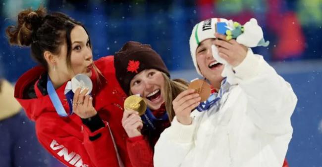 刚刚, 加拿大选手摘金创纪录! 谷爱凌逆转夺银