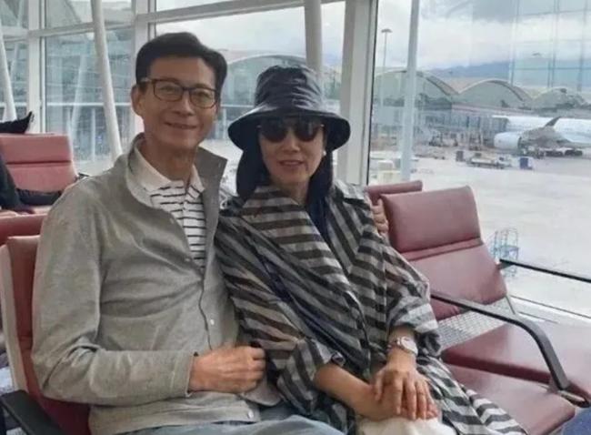 女儿海外自杀遗体无人认领 郑少秋崩溃失联近3年