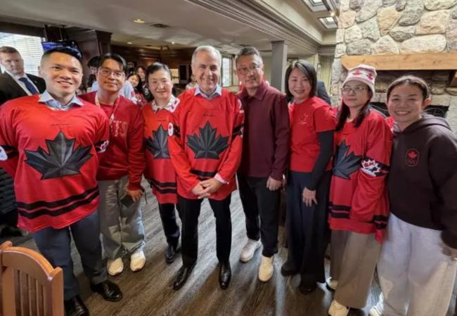 卡尼穿冰球服现身本拿比 华裔向他派红包道恭喜