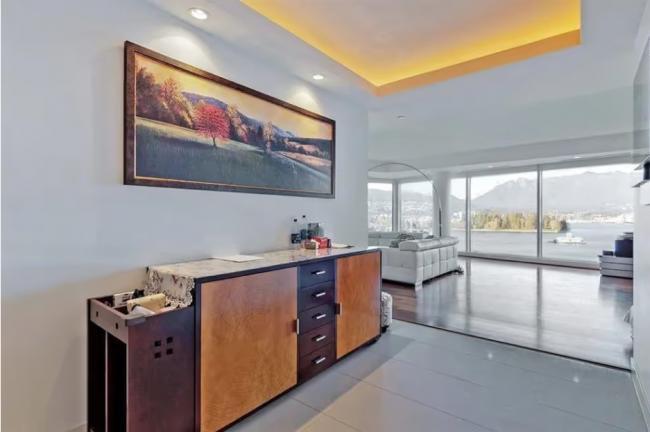 两年血亏100万!温哥华市中心豪宅价格跌回17年前