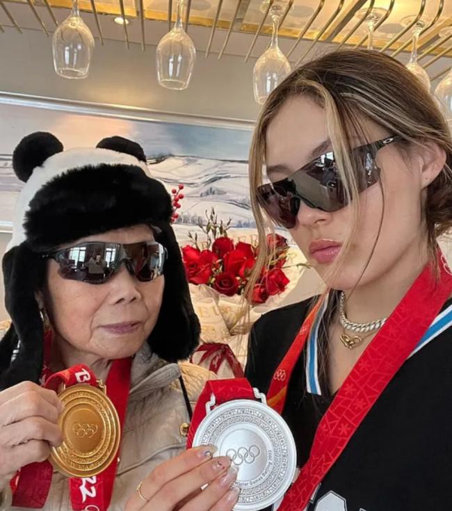 谷爱凌夺金! 外婆去世她哭了, 最后一面照片曝光