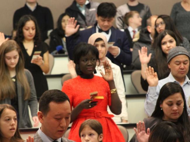 官方报告: 加拿大将达成移民目标! 评论区却炸锅 官方报告: 加拿大将达成移民目标! 评论区却炸锅