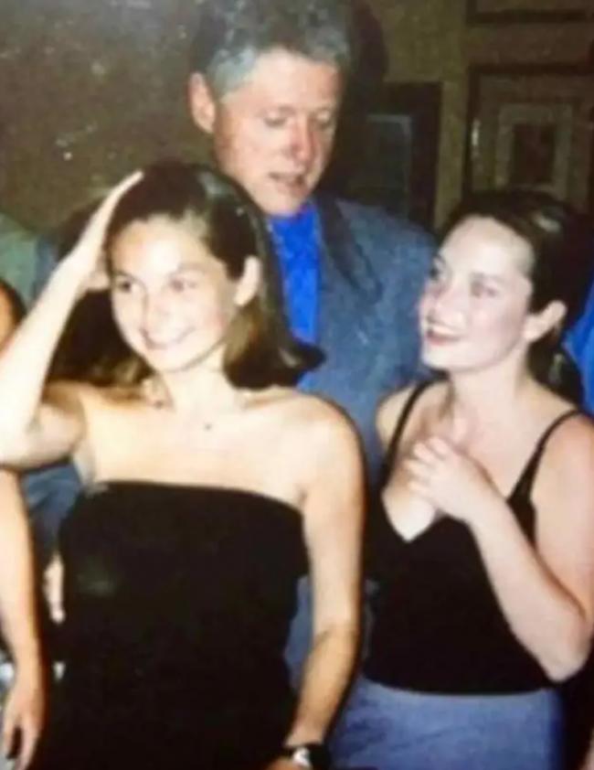 克林顿盯女孩胸部照片曝光,眼神贪婪嘴巴微张 克林顿盯女孩胸部照片曝光,眼神贪婪嘴巴微张