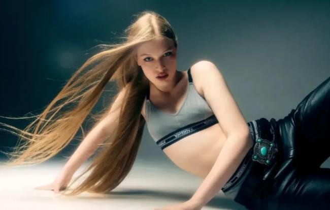 马斯克变性女儿为Gucci走秀!性感白裙登上时装周