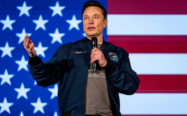 马斯克变性女儿为Gucci走秀!性感白裙登上时装周