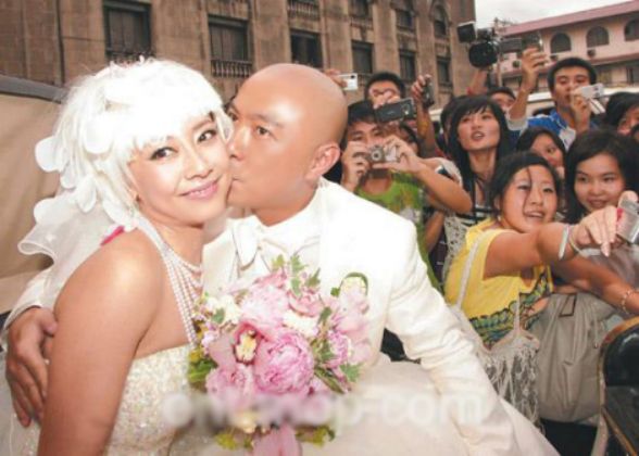 61岁张卫健近况曝光 三场婚礼娶同一人两度失子