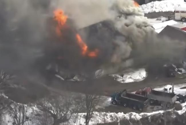 加拿大大型谷仓突发严重火灾，消防紧急救援中