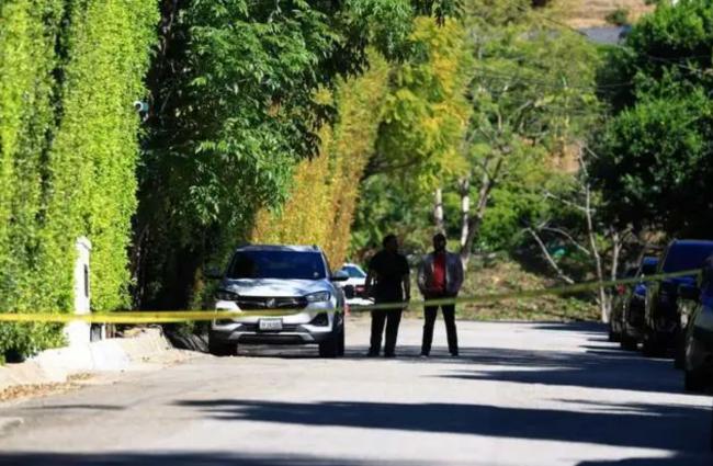 蕾哈娜比弗利豪宅遭闯 女子持AR-15步枪向内扫射