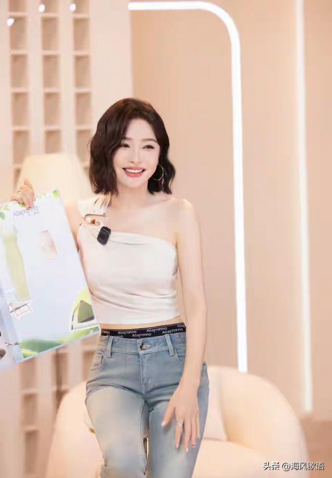 秦岚穿紧身裤 让人挪不开眼