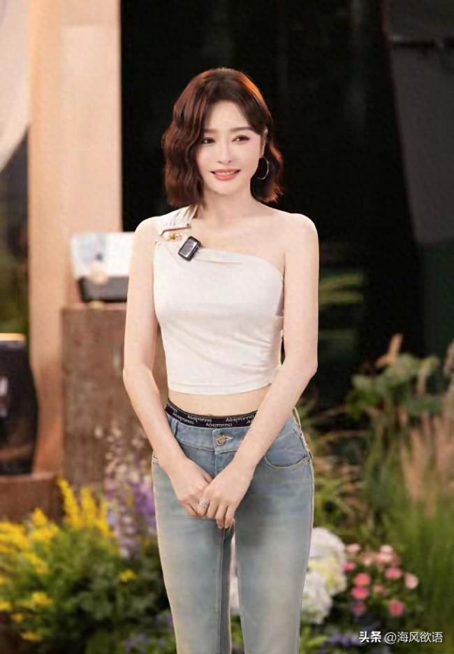 秦岚穿紧身裤 让人挪不开眼